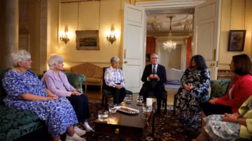 Royaume-Uni : Keir Starmer présente des excuses officielles pour les adoptions forcées, qualifiées de “tache dans notre histoire”